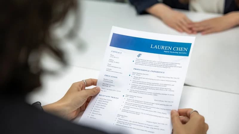 Comment rédiger un résumé de CV qui génère des entretiens en 2026